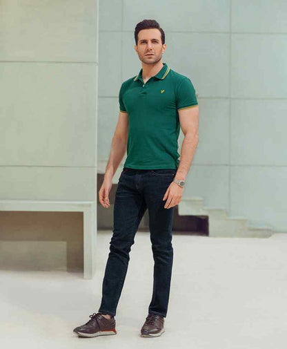 Fitted green polo shirt with gold-trim collar and short sleeves