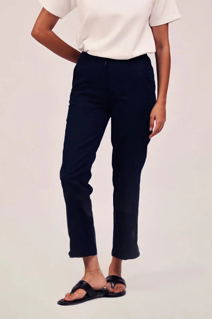 MILES cropped pants in navy with belt loops and tapered straight-leg fit