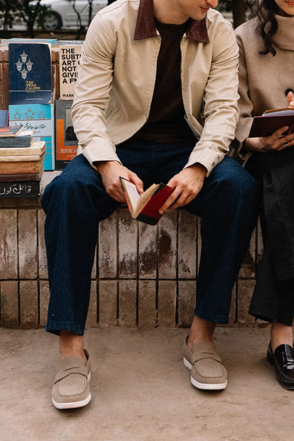 Dark blue straight-leg jeans with five-pocket front and belt loops