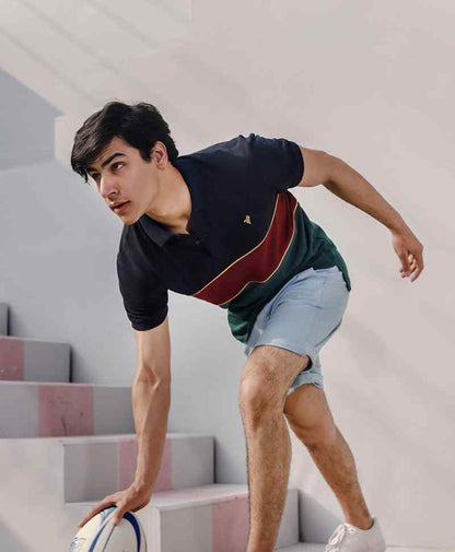 Fitted polo shirt with short sleeves in dark navy, red and green stripe across chest