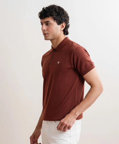 Fitted short-sleeve polo shirt in dark brown, side view with point collar