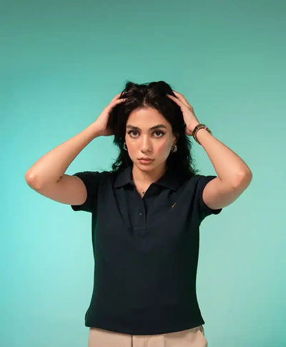 Dark green fitted polo shirt, short sleeves, collar with two buttons, front logo