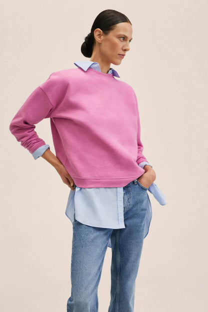 MANGO fuchsia crewneck sweatshirt with white shirt collar and light blue jeans