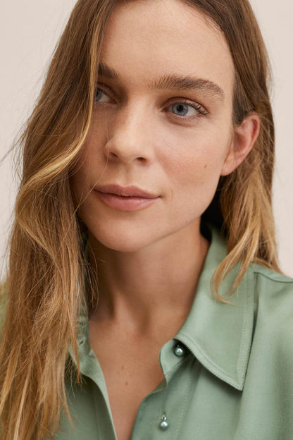MANGO green button-up shirt close-up: collar and round buttons