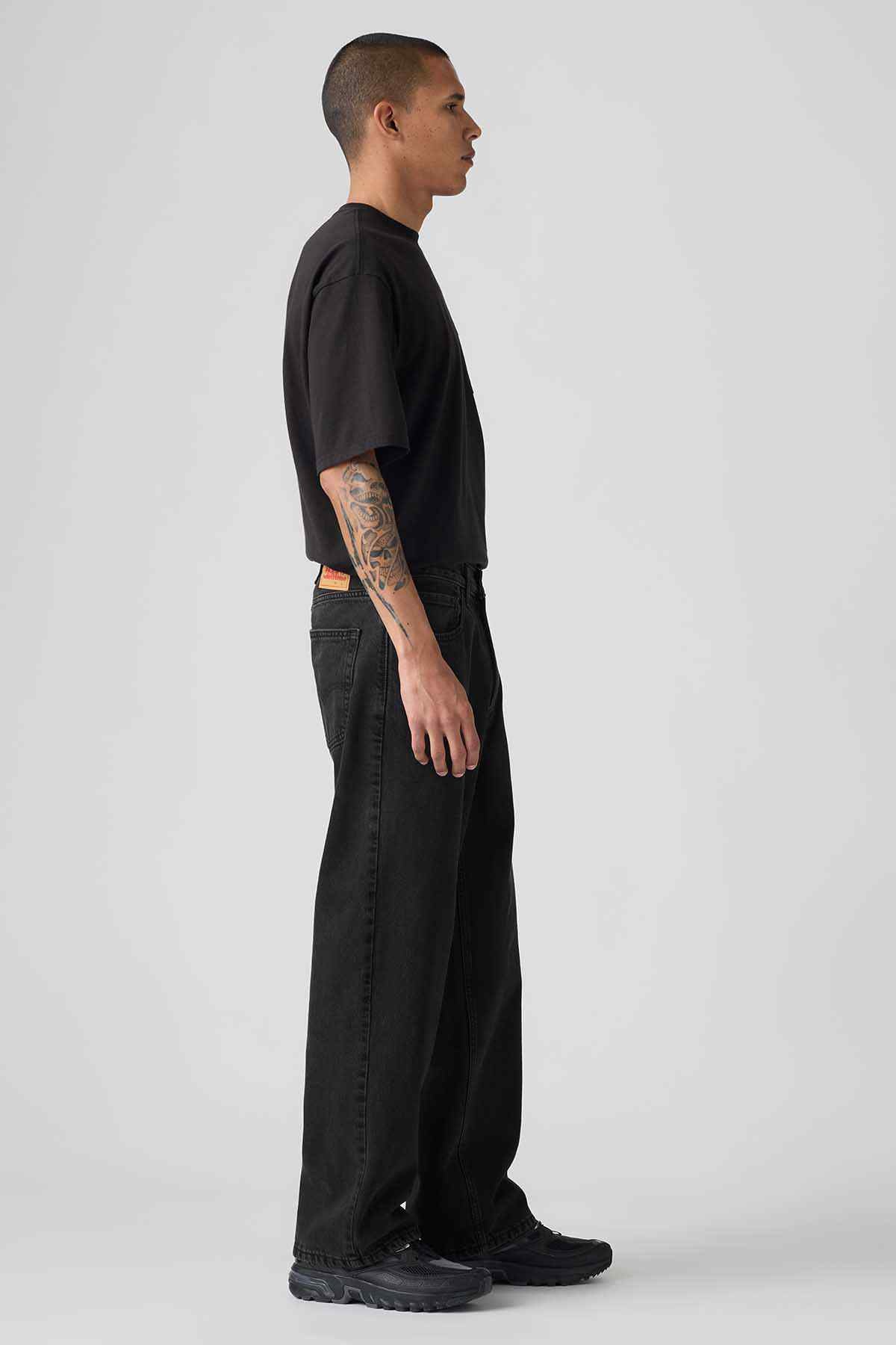 Levi's black short-sleeve T-shirt and side view black jeans