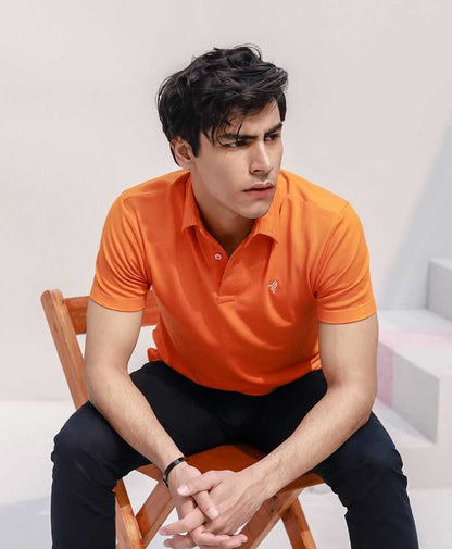 Fitted orange polo shirt with button placket and short sleeves