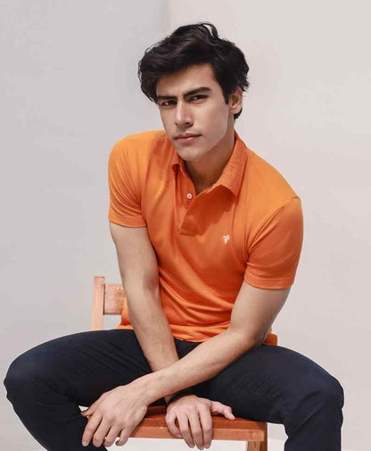 Orange short-sleeve polo shirt with collar, fitted look