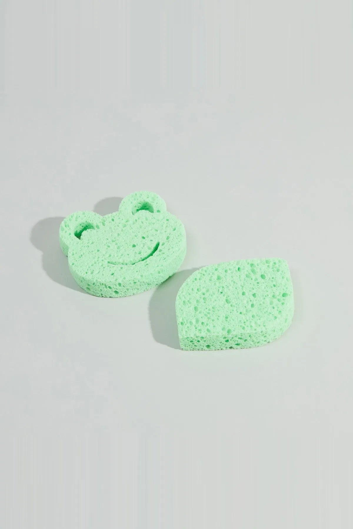 BABYSHOP green speckled sponge set with two curved pieces, frog-like shape