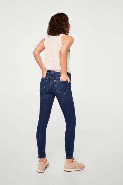 Dark blue denim jeans with back yoke, belt loops, slim fit