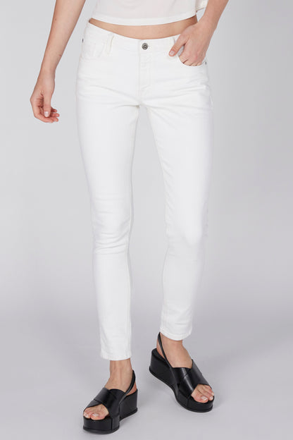 White denim jeans, button closure and front pockets, cropped ankle length.