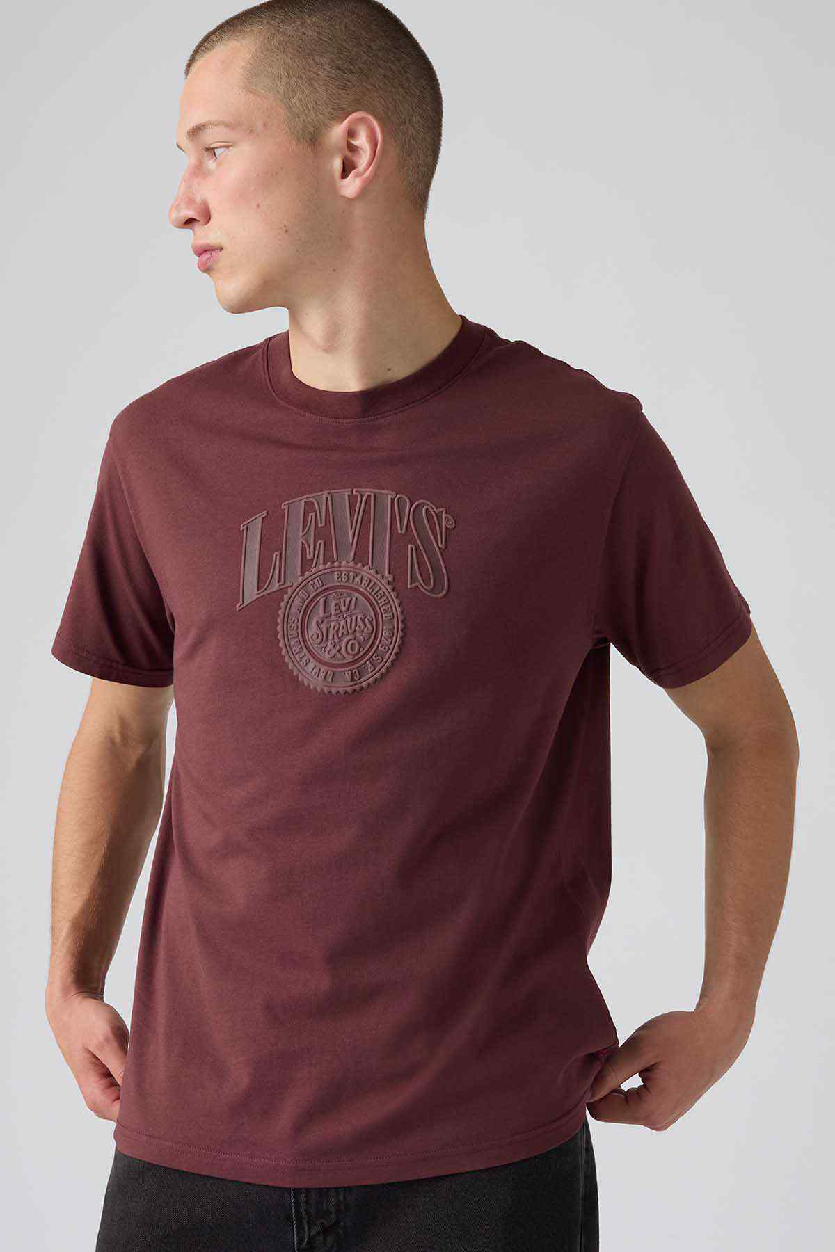 Dark maroon crewneck T-shirt with large chest Levi's logo print