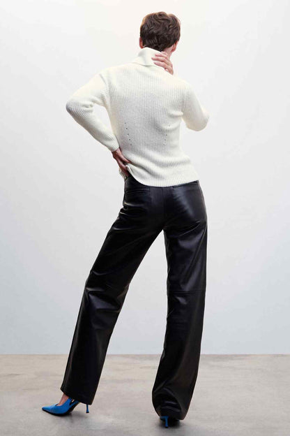 Ecru ribbed turtleneck sweater with long sleeves, cropped hem