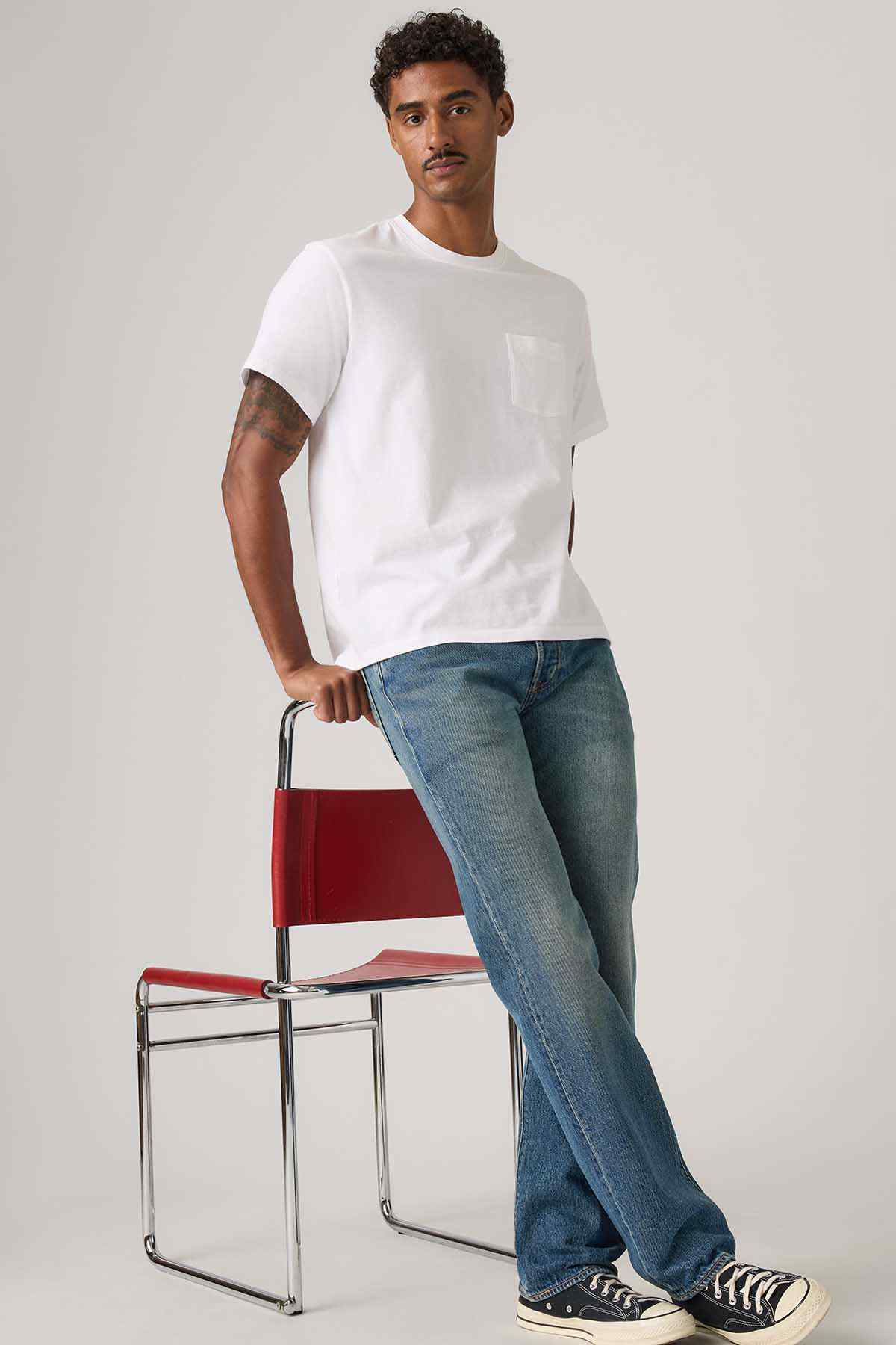Men's white crew-neck T-shirt with chest pocket, short sleeves