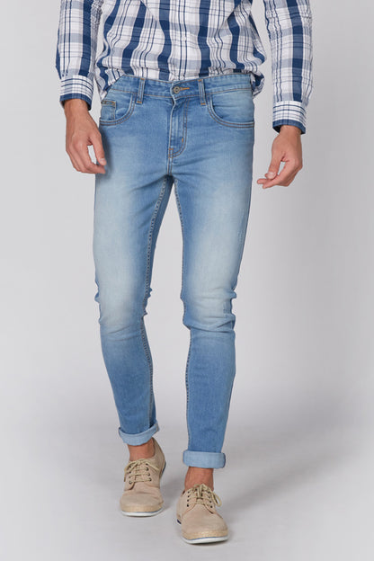 Light blue denim jeans with front pockets and rolled hems, slim fit