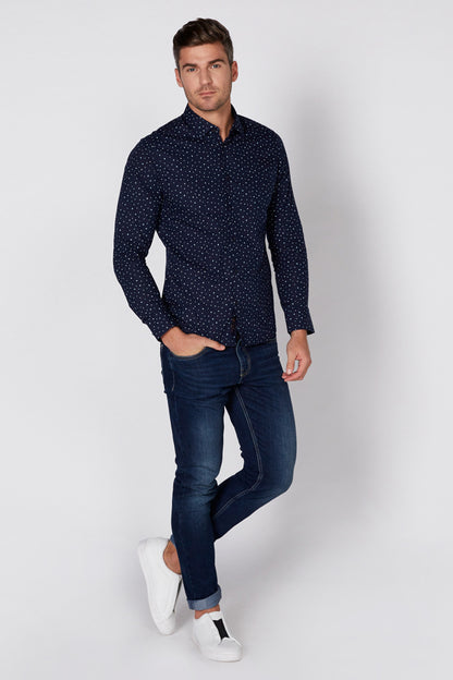 Men's blue dotted button-up shirt and dark blue denim jeans, full-body view