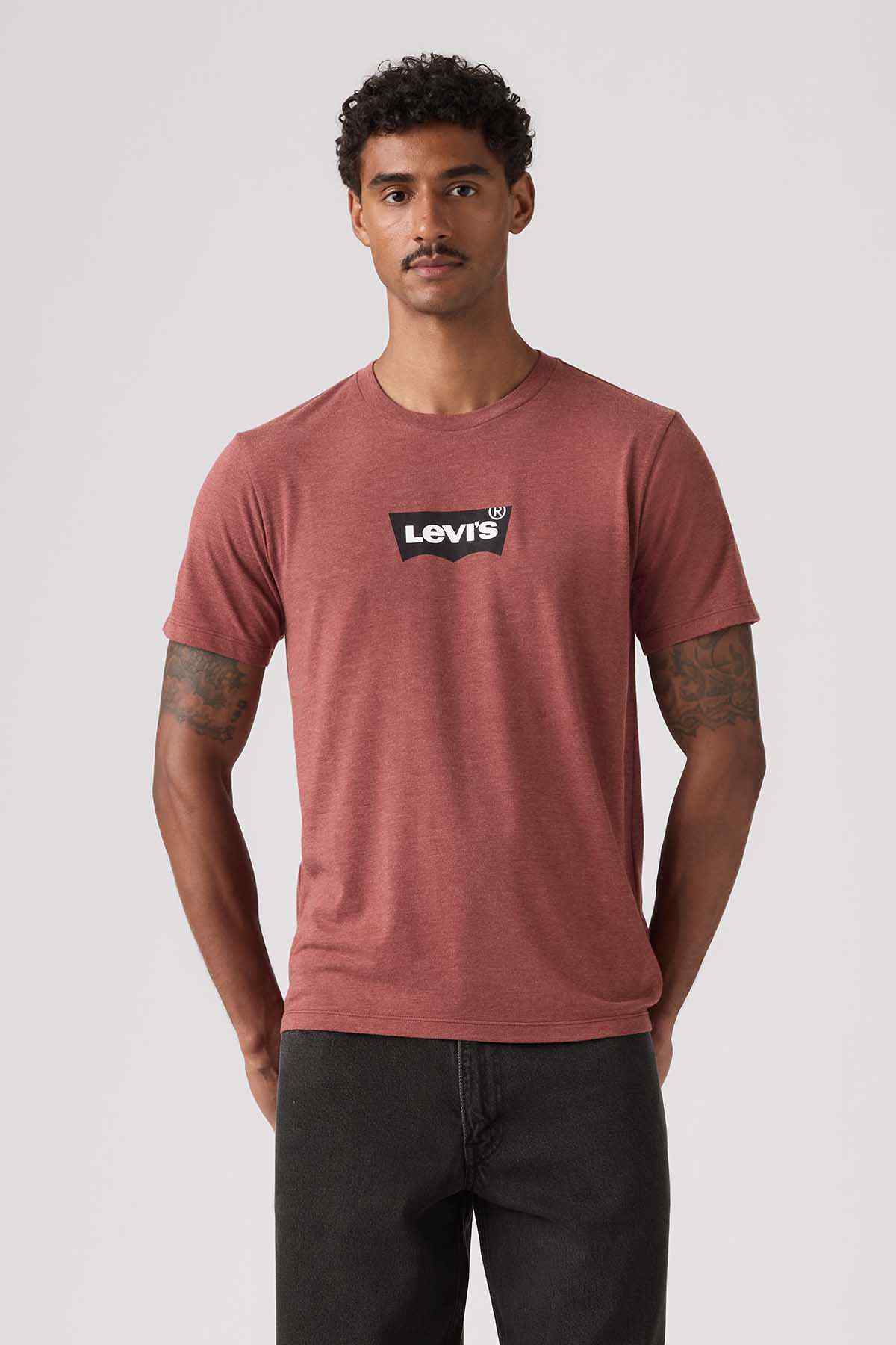 Red crewneck T-shirt with Levi's logo patch