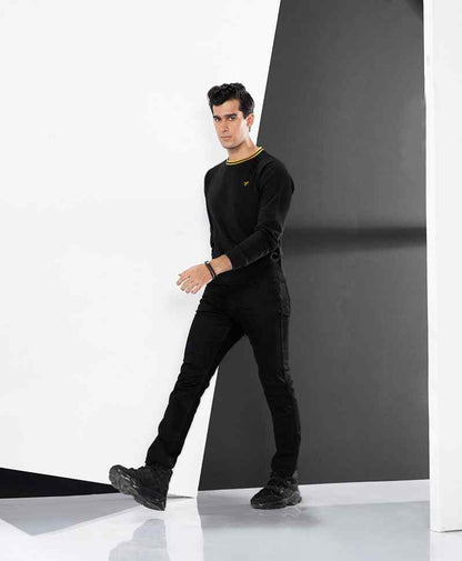 Fitted black crewneck sweatshirt with ribbed yellow collar and long sleeves
