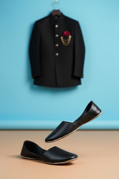 Black slip-on flats with low profile and rounded toe