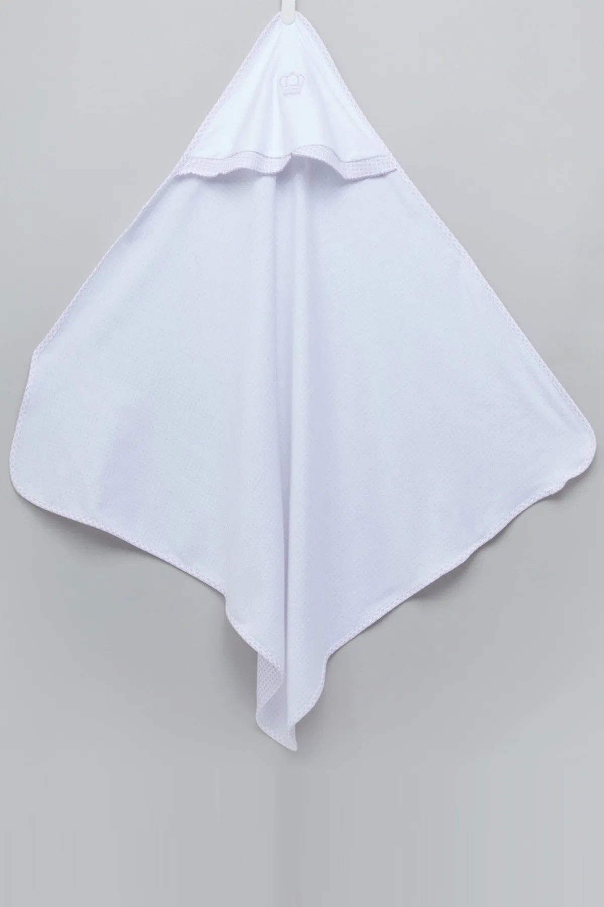 White hooded baby towel with central seam and layered ruffle edge
