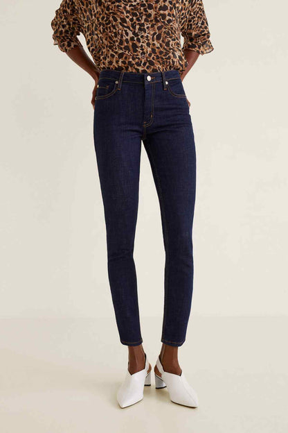 Dark blue slim jeans with belt loops and leopard-print blouse