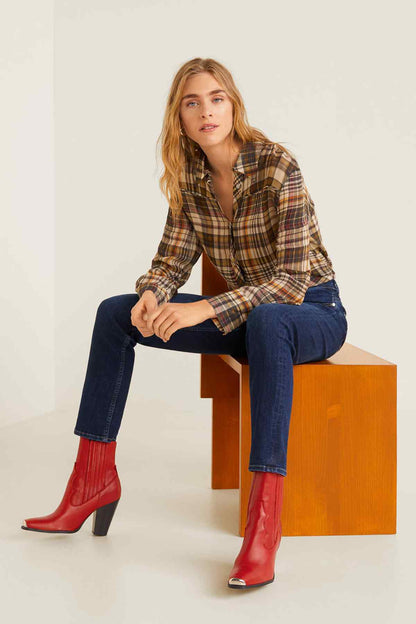 Dark blue denim jeans with straight legs and rolled cuffs