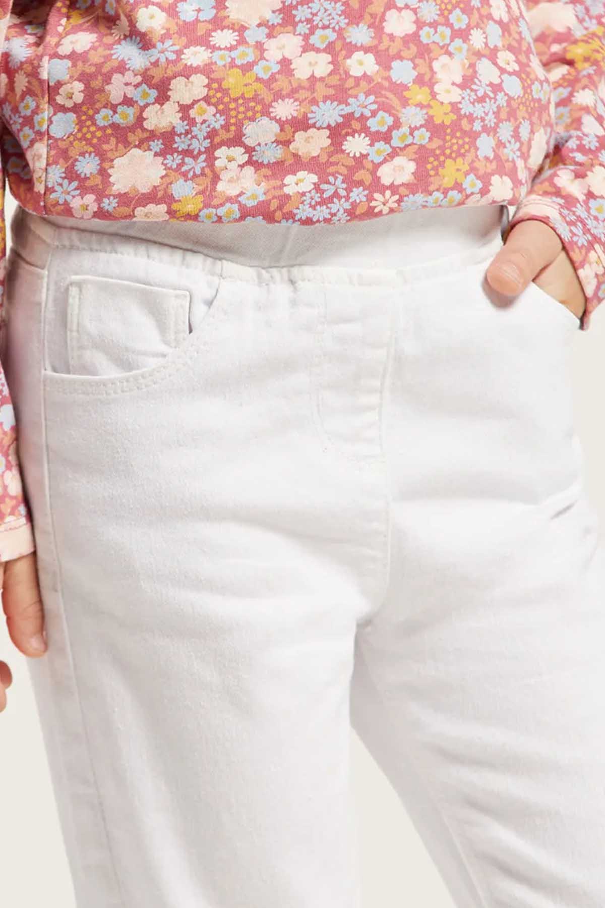 White jeans-style pants with front pockets and stitched waistband