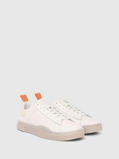 White low-top sneakers, front view, orange heel tabs, lace-up, beige sole
