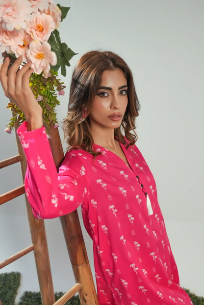 Women’s pink printed kurta close-up with keyhole neckline and button placket