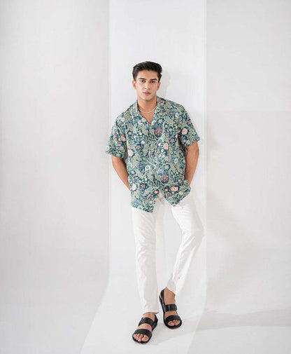Fitted floral short-sleeve shirt with camp collar and teal blue flower print