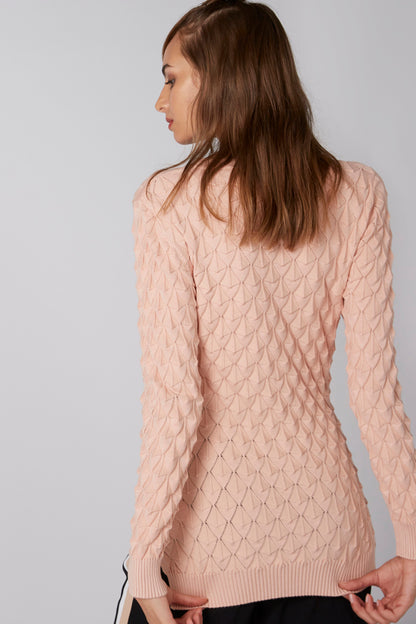 Pink diamond-knit sweater, long sleeves, slim fit, crew neckline