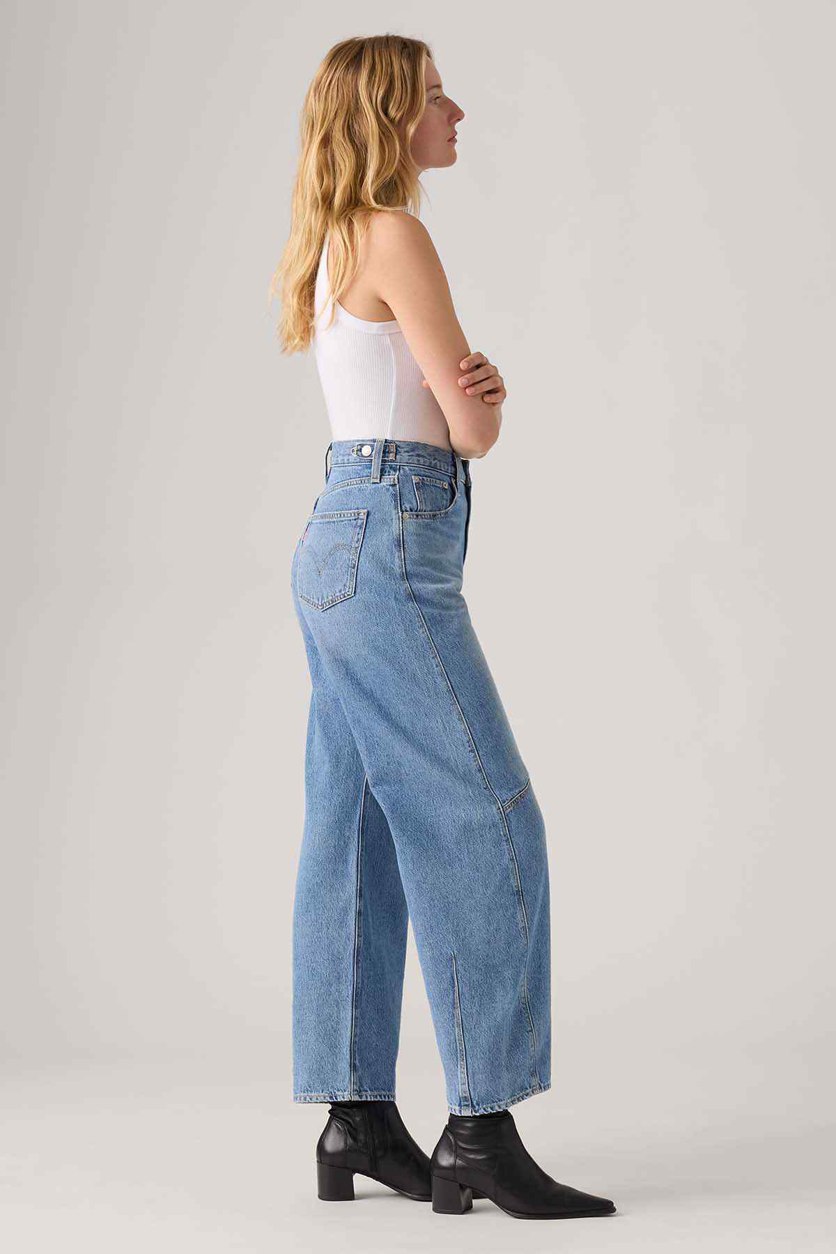 Light-wash wide-leg denim jeans with belt loops and straight hem