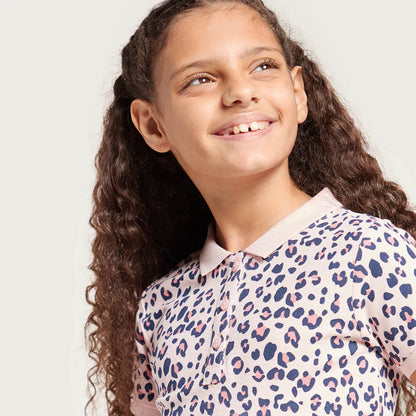 Kids leopard-print t-shirt with white collar, close-up