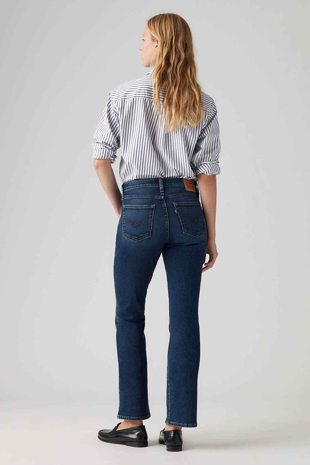 Dark indigo jeans, mid-rise straight fit with back yoke and belt loops