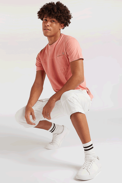 White cargo shorts with knee-length cut and buttoned pockets