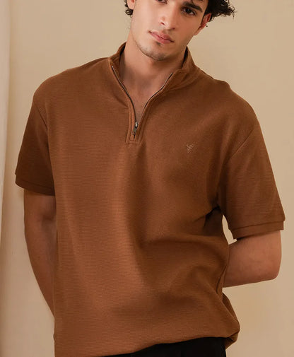 Fitted half-zip short-sleeve shirt in brown with small chest logo detail