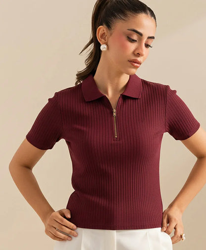 Fitted knit polo shirt in deep maroon with ribbed texture and half-zip collar