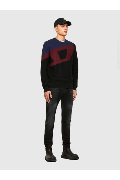 Crewneck sweater with red geometric panel, dark jeans and boots