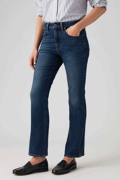 Dark indigo denim jeans with straight legs and five-pocket design