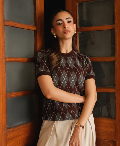 Fitted argyle knit top, dark gray with light diamonds, short sleeves and crew neck