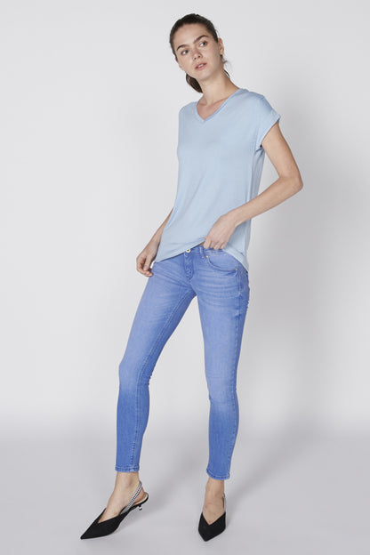 Blue V-neck T-shirt with short sleeves, relaxed fit