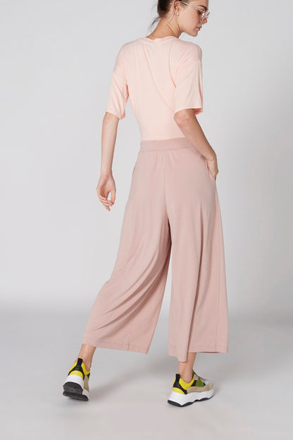 Pink back-view T-shirt with wide-leg gathered elastic-waist pants