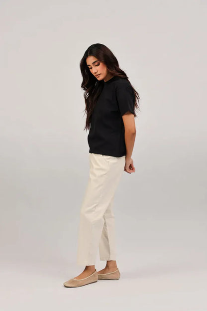 Ecru cropped trousers with straight leg and side pockets, side view