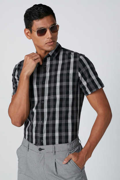 Men's black-and-gray plaid button-up short-sleeve shirt, side/front