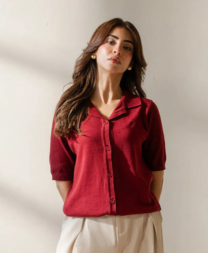 Fitted burgundy short-sleeve button-up shirt with pointed collar and front placket