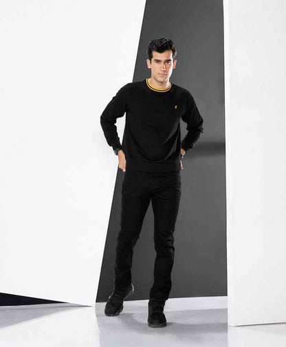 Fitted black crewneck sweatshirt with yellow ribbed collar and side profile fit