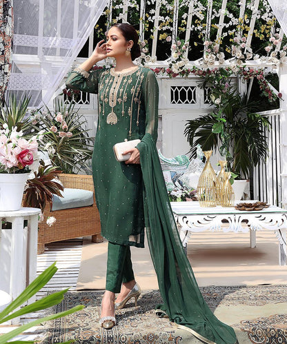Women’s dark green embroidered tunic with matching pants and flowing sheer dupatta