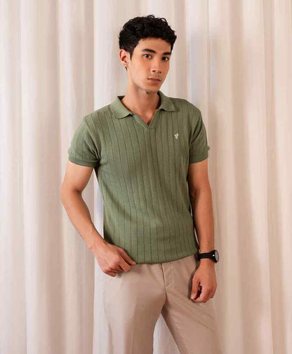 Fitted olive green polo shirt with pointed collar, ribbed knit, short sleeves
