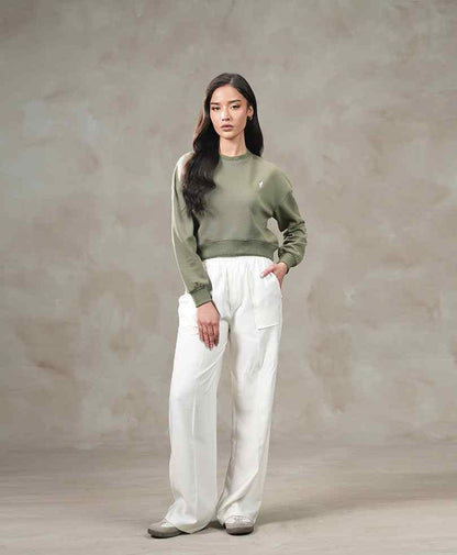 Fitted olive crewneck sweatshirt with long sleeves and small chest logo