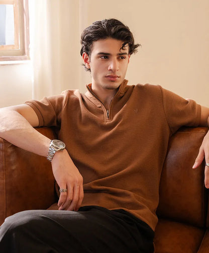 Fitted half-zip short-sleeve shirt in brown, knit texture, relaxed collar