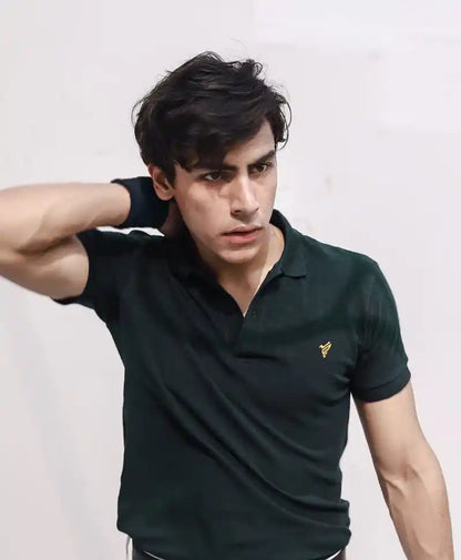 Fitted dark green polo shirt with short sleeves and buttoned collar, small chest logo